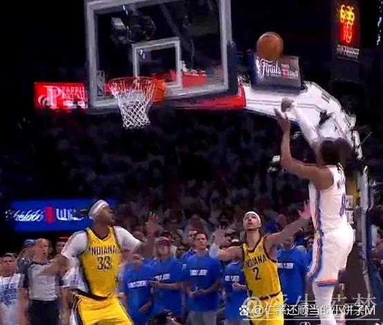 步行者再现失误，杰威断球快攻暴扣成功